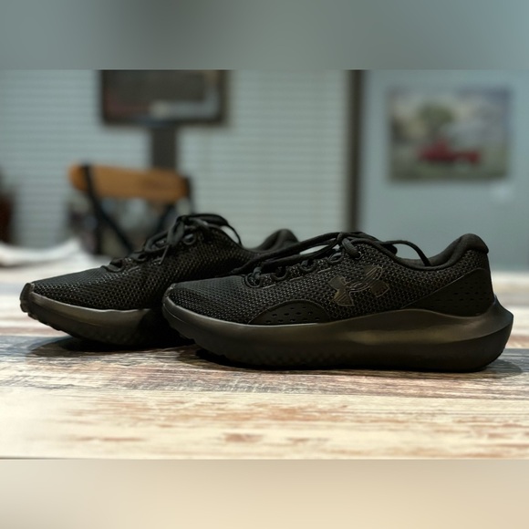 Women’s Under Armour Charged, New in the Box! - Picture 2 of 8
